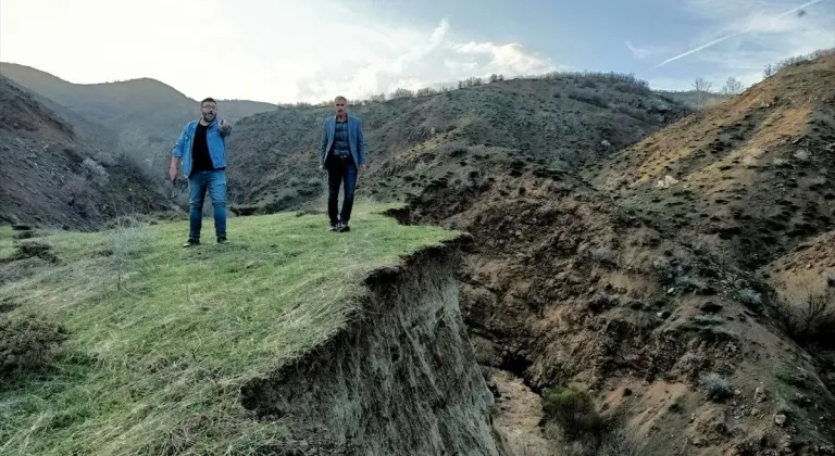 Elazığ merkezli depremin etkisi, Bingöl'de su kanalında kayma ve yarıklara neden olmuş