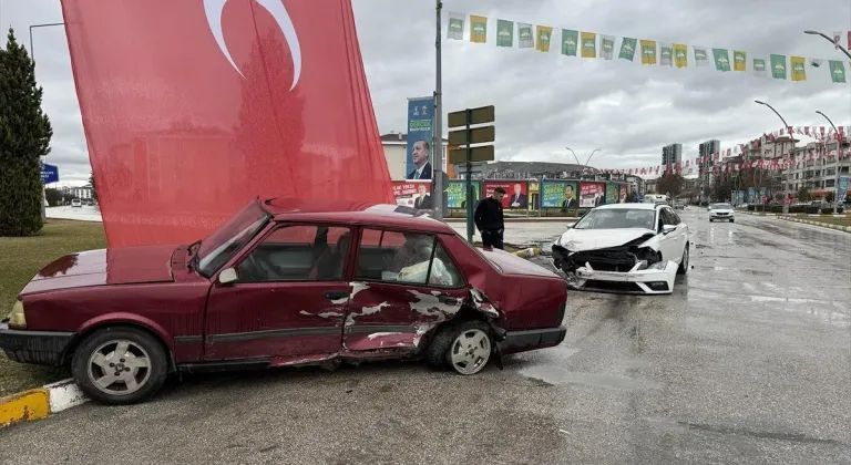 Elazığ'da 2 otomobil çarpıştı, 4 kişi yaralandı