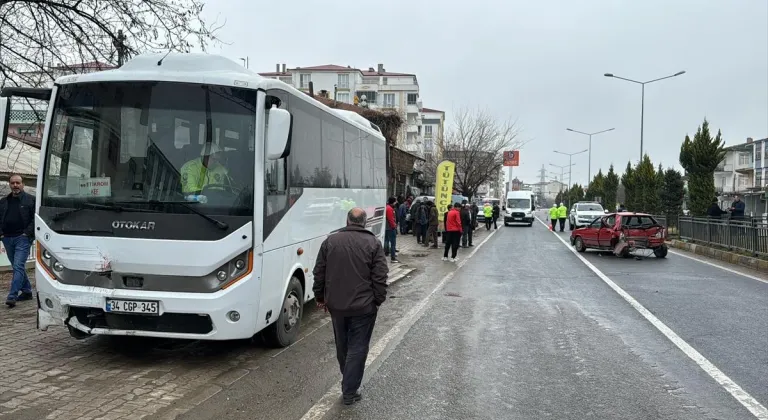 Elazığ'da 3 aracın karıştığı kazada 2 kişi yaralandı