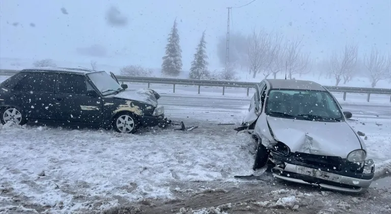 Elazığ'da 3 aracın karıştığı kazada 5 kişi yaralandı