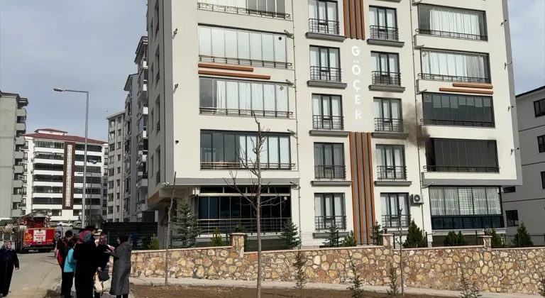 Elazığ'da 7 katlı apartmanın 2. katında çıkan yangın söndürüldü