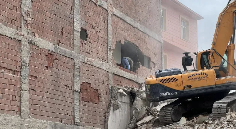 Elazığ'da ağır hasarlı binanın yıkımı sırasında bitişikteki cami zarar gördü