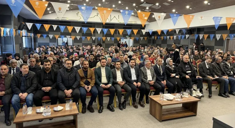 Elazığ'da AK Parti’ye katılanlara rozetleri takıldı