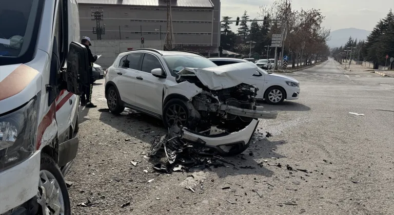 Elazığ'da ambulans ile otomobilin çarpıştığı kazada 2 kişi yaralandı