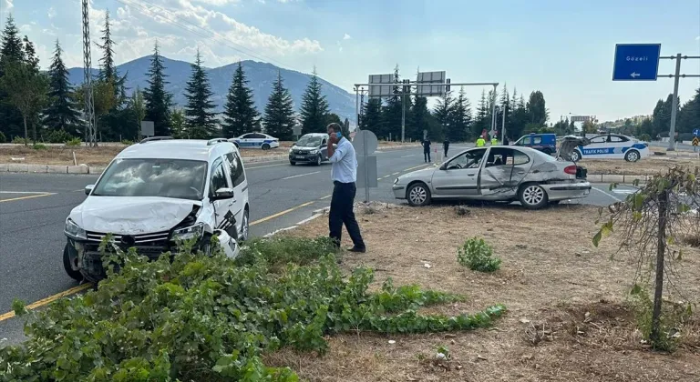 Elazığ'da hafif ticari araç ile otomobilin çarpıştığı kazada 9 kişi yaralandı