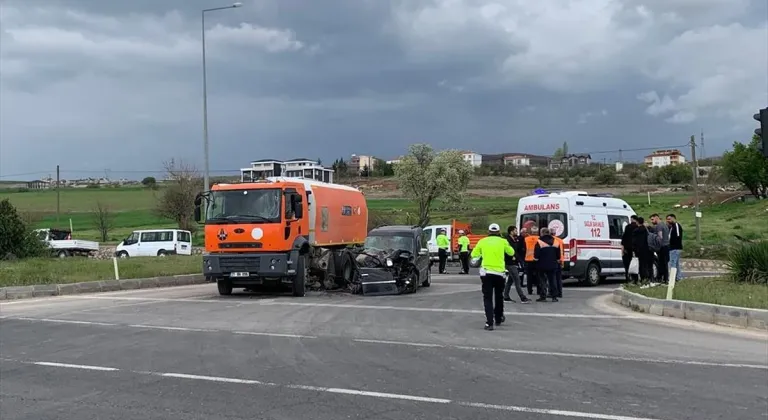 Elazığ'da hafif ticari araç ile yol süpürme aracının çarpıştığı kazada 5 kişi yaralandı