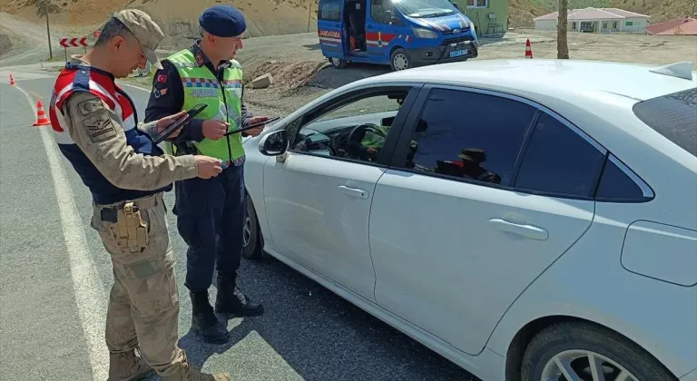 Elazığ'da "Huzurlu Sokaklar" asayiş ve narkotik uygulaması gerçekleştirildi