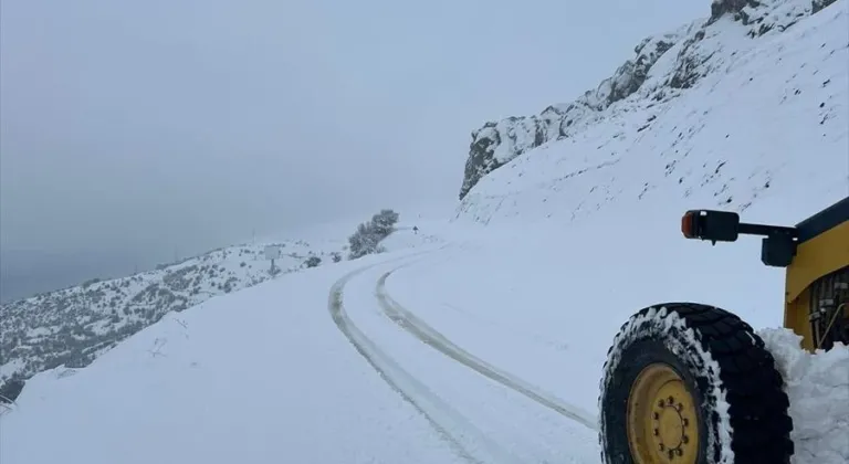 Elazığ'da kar nedeniyle kapanan 103 köy yolu ulaşıma açıldı