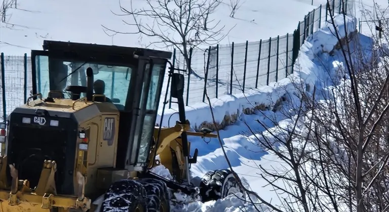 Erzincan’da kar ve tipi nedeniyle bazı kara yollarında ulaşım güçlükle sağlanıyor