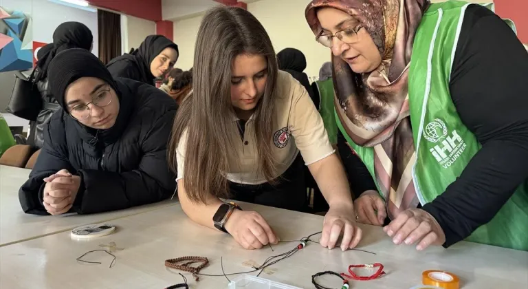 Elazığ'da kız meslek lisesi öğrencileri Gazzeli çocuklar için giysi dikiyor