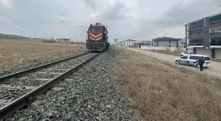 Elazığ'da lokomotifin çarptığı kişi yaralandı