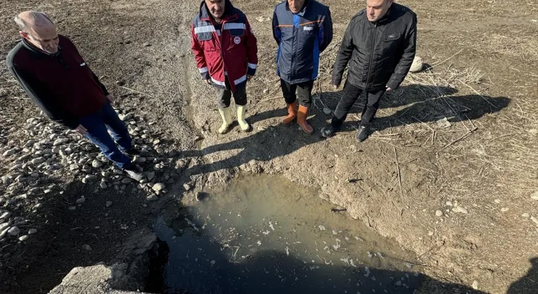 Elazığ'da menfezdeki su birikintisinde mahsur kalan binlerce yavru balık kurtarıldı