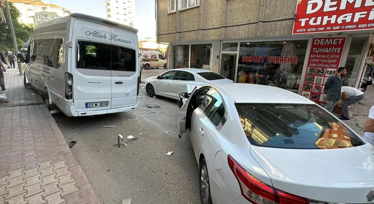 Elazığ'da minibüs ve otomobilin çarpıştığı kazada 7 kişi yaralandı