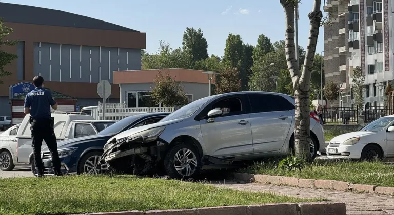 Elazığ'da refüje çarpan otomobil hasar gördü