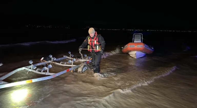 Elazığ'da rüzgarın etkisiyle baraj gölünde sürüklenen teknedeki 2 balıkçı kurtarıldı