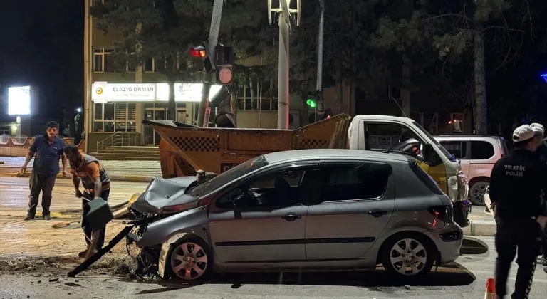 Elazığ'da trafik kazasında 3 kişi yaralandı