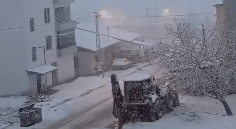 Elazığ'ın Baskil ve Keban ilçelerinde kar yağışı etkili oldu