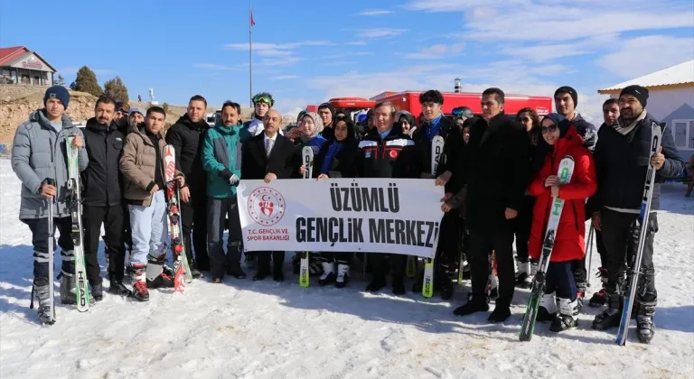 Ergan Dağı Kayak Merkezi'ne gelen öğrenciler kayak yapmayı öğreniyor