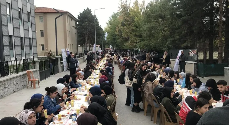 Erzincan Valiliği kentteki üniversite öğrencilerine yöresel ürünlerle kahvaltı verdi