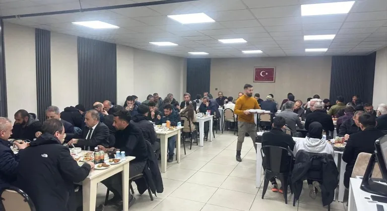 Erzincan Valisi Aydoğdu, ilk iftarı göçük altında kalan işçilerin aileleriyle yaptı