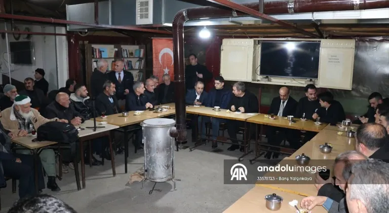 Erzincan Valisi Aydoğdu ortamından etkilendiği çay ocağına kitaplık yaptırdı