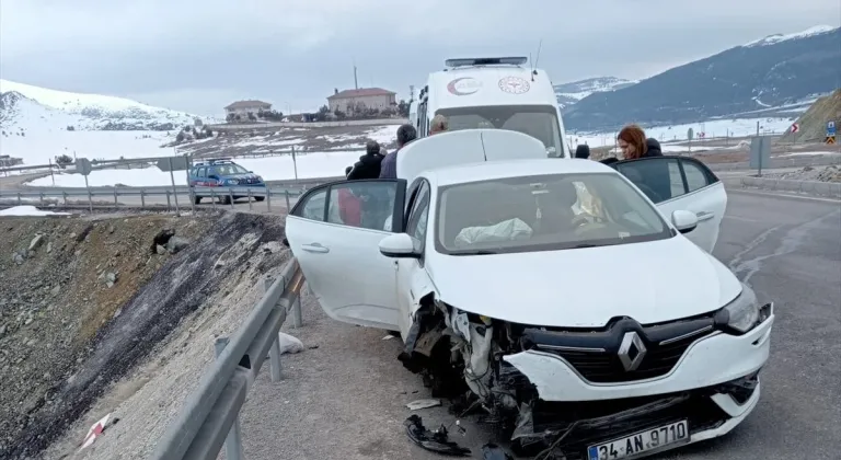 Erzincan'da bariyere çarpan otomobildeki 6 kişi yaralandı