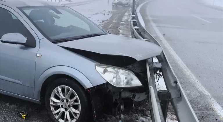 Erzincan'da bariyerlere çarpan otomobildeki 3 kişi yaralandı