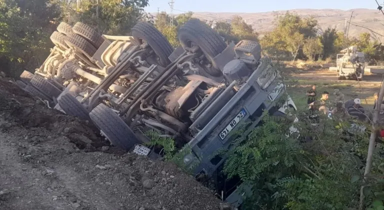 Erzincan'da devrilen beton mikserinde sıkışan sürücüyü itfaiye ekipleri kurtardı