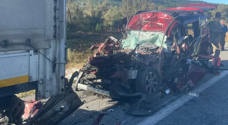 Erzincan'da hafif ticari araç tıra çarpması sonucu 3 kişi öldü, 2 kişi yaralandı