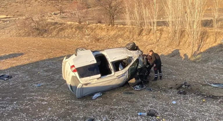 Erzincan'da hafif ticari aracın şarampole devrildiği kazada 4 kişi yaralandı