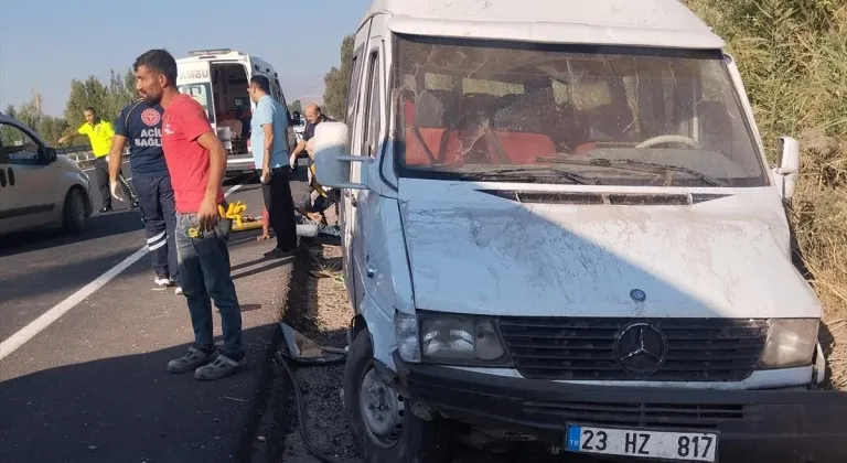 Erzincan’da işçi taşıyan minibüsün sulama kanalının duvarına çarptığı kazada 9 kişi yaralandı