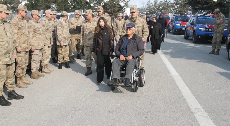 Erzincan'da jandarma ile gönüllü gençlerden engellilere tekerlekli sandalye desteği