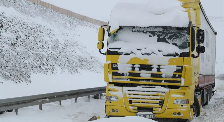 Erzincan'da kar ve tipi nedeniyle ulaşım güçlükle sağlanıyor