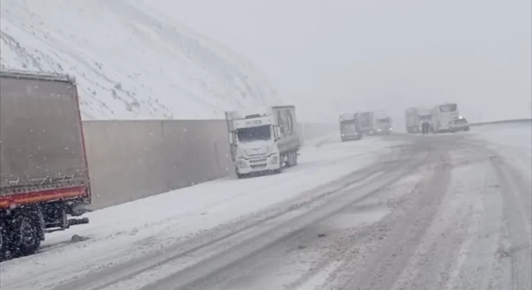 Erzincan'da kar yağışı kara yollarında ulaşımı olumsuz etkiledi