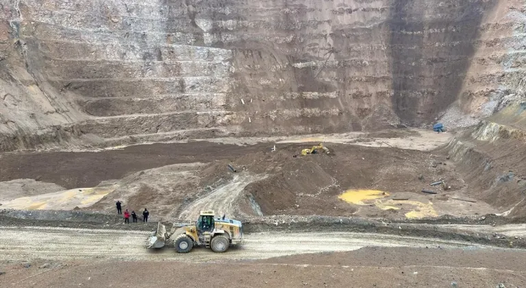 Erzincan'da kayıp 3 işçinin olduğu değerlendirilen "manganez ocağı"ndaki çalışmalar yoğunlaştırıldı