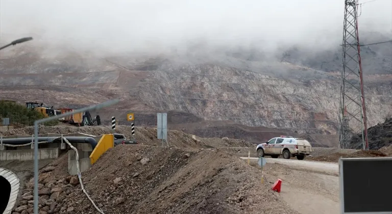 Erzincan'da maden ocağında toprak altında kalan işçileri arama çalışmaları sürüyor