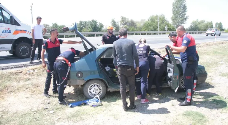 Erzincan'da otomobil yoldan çıktı, 2'si çocuk 4 kişi yaralandı