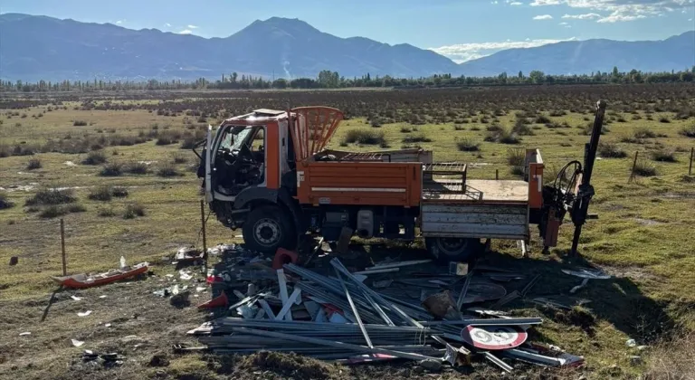 Erzincan’da otomobilin kamyona çarpması sonucu 3 kişi yaralandı