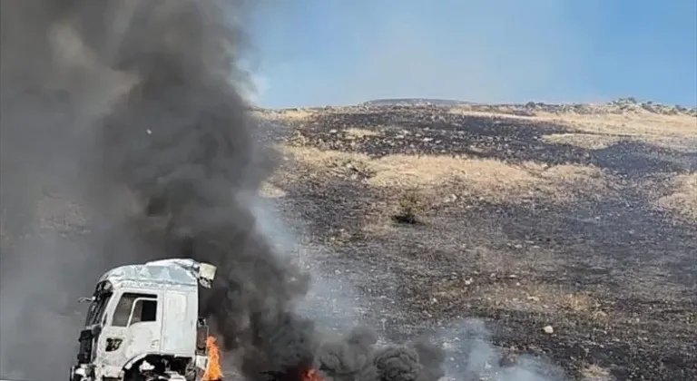 Erzincan'da seyir halinde alev alan tır kullanılamaz hale geldi