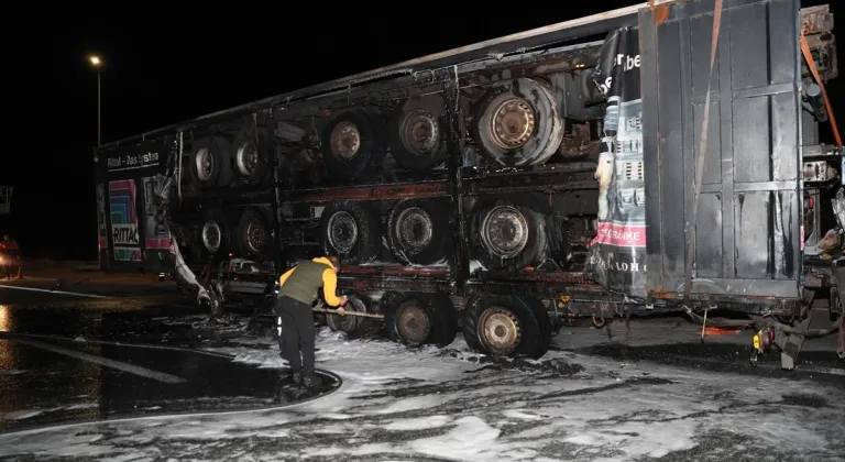 Erzincan'da seyir halindeki dorse yüklü tır kullanılamaz hale geldi