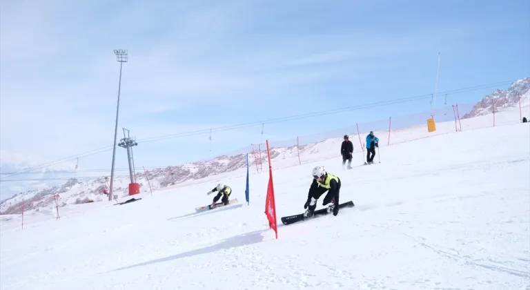 Erzincan'da 'Snowboard 2. Etap Kutlu Dumlu Yarışları' Heyecanı