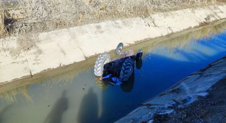 Erzincan’da sulama kanalına devrilen traktörün sürücüsü öldü