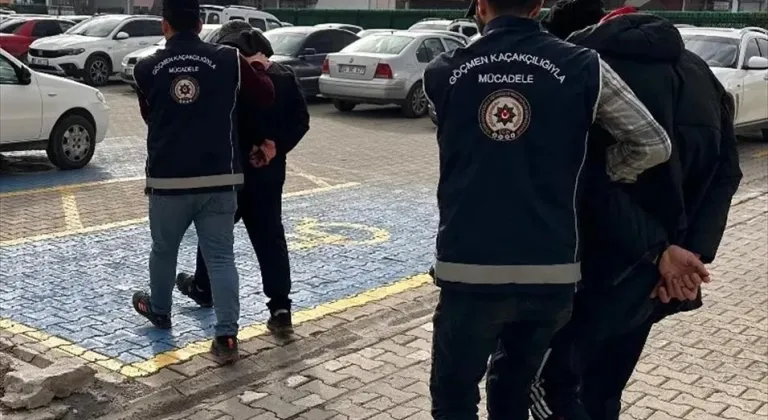 Erzincan'da yakalanan 2 göçmen kaçakçısı tutuklandı