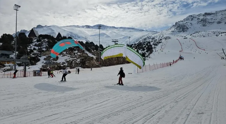 Erzincan'da yerli ve yabancı ekstrem sporcuları "yamaç paraşütüyle kayak" yaptı