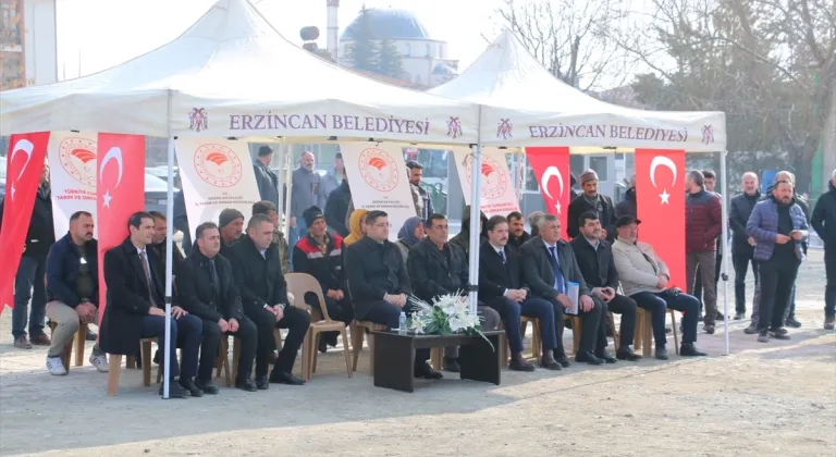 Erzincan’da yoğun kar yağışı nedeniyle zarar gören 66 çiftçiye çadır dağıtıldı