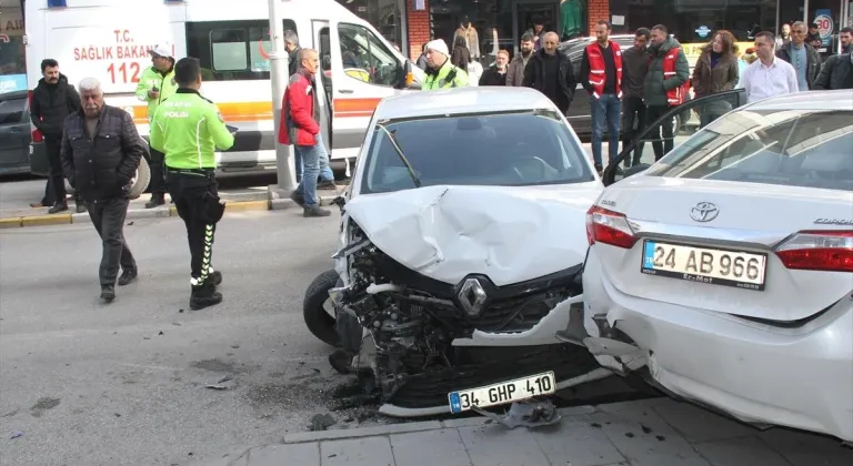 Erzincan'da zincirleme trafik kazasında 1 kişi yaralandı