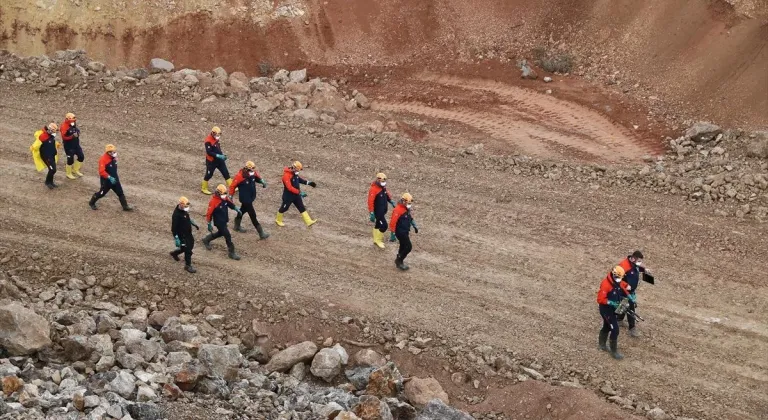 Erzincan'daki madende kayıp 3 işçinin "manganez ocağı"nda olduğu ihtimali üzerinde duruluyor