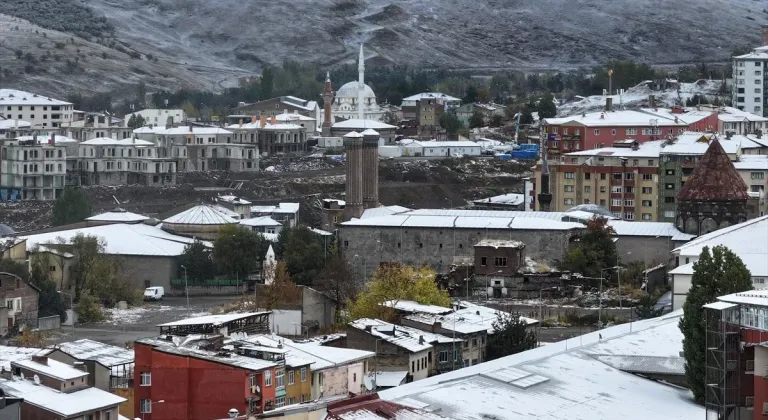 Erzurum şehir merkezine mevsimin ilk karı yağdı