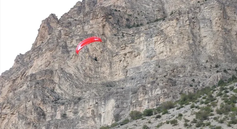 Erzurum semalarında wingsuit uçuşu ve akrobasi gösterisi