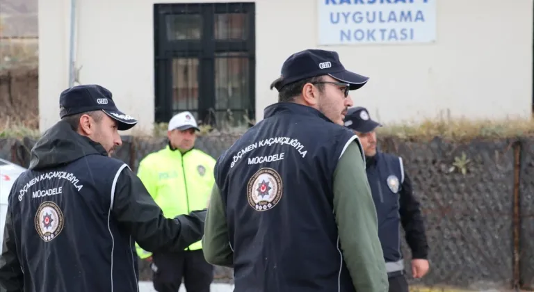 Erzurum Valisi Çiftçi "Mobil Göç Noktası Aracı"nda incelemelerde bulundu